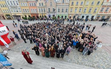 uczniowie tańczący poloneza na Rynku