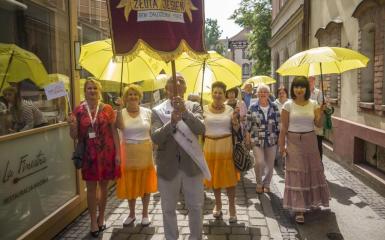 Seniorzy idący ulica Opola