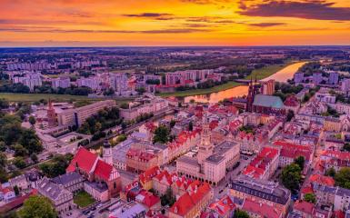 panorama na miasto z widokiem na zachodzące słońce, rynek, kamieniczki