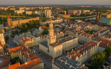 zjęcie z lotu ptaka na opolski rynek i ratusz