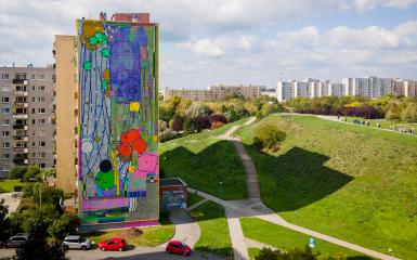 mural Czesława Niemena na dużym bloku, teren zielony osiedle armii krajowej
