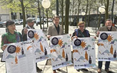 pięć osób z plaktem promującym zbliżające się Dni Miasta Opola