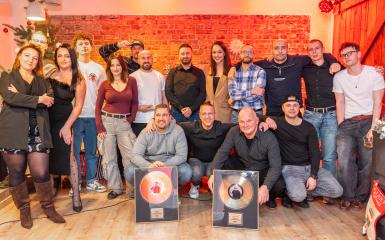 zdjęcie grupowe z osobami pracującymi w Step Records