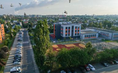 ulica, samochody, zieleń, nowoczersny budynek szkoły
