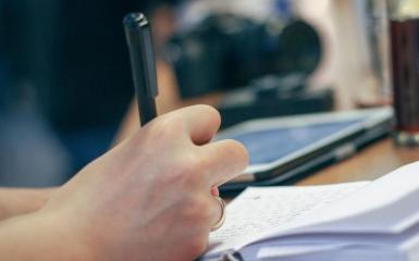 osoba pisząca projekty