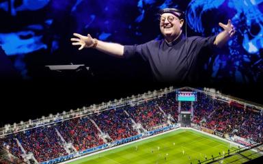 stadion oraz postać Padre z rozłożonymi ramionami