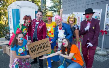 Grupa osób przebranych w stroje klaunów. Członkowie Fundacji Dr Clown