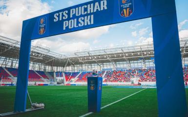 Zdjecie przedstawia stadion Itaka Arena. Na pierwszym planie brama