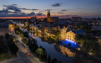 Zdjęcie przedstawia nocny widok z góry na opolską Wenecję