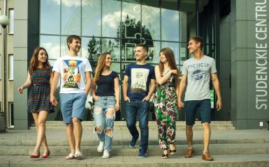 Zdjęcie przedstawia grupę osób różnej płci. 