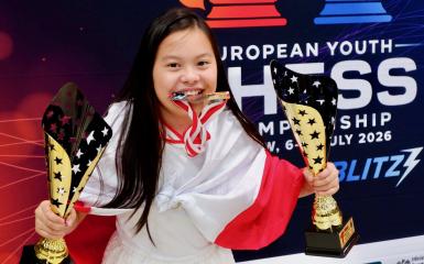 mistrzyni szachowa z trofeami