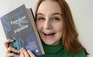 Zdjecie przedstawiające autorkę z książką