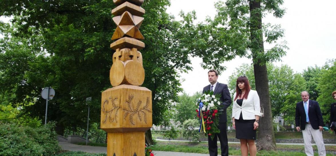 Złożenie kwiatów przed obeliskiem przyjaźni polsko-węgierskiej