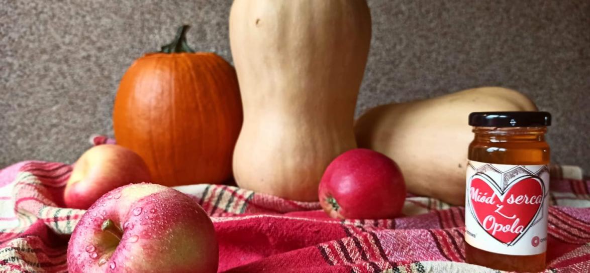 Dynie oraz słoik miodu