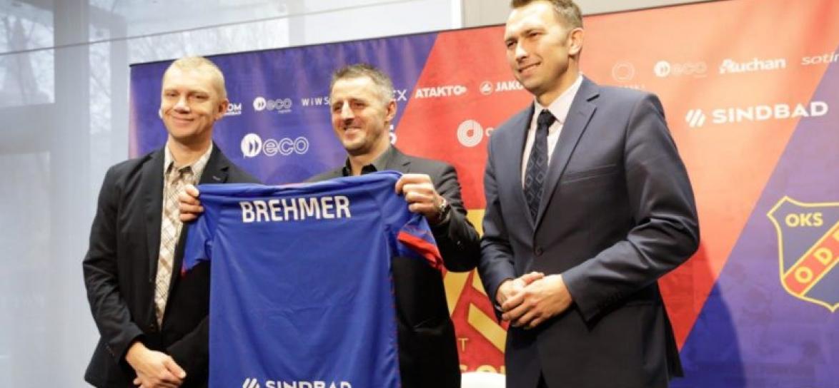 nowy trener odry opole podczas konferencji prasowej 
