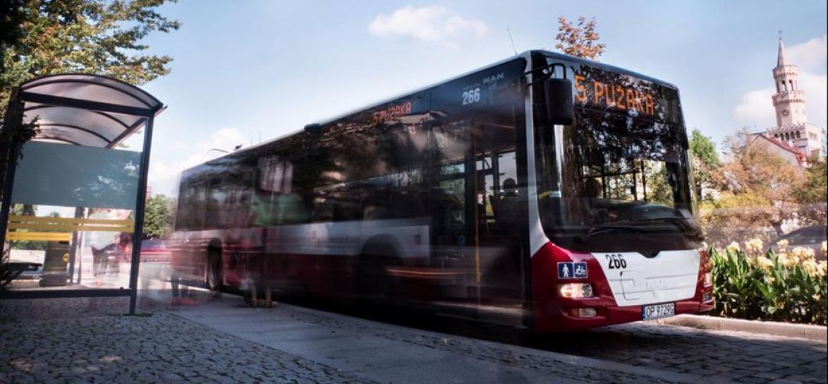 autobus na przystanku