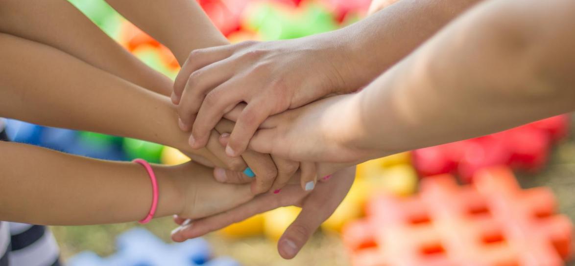 Dzieci trzymające się za ręce