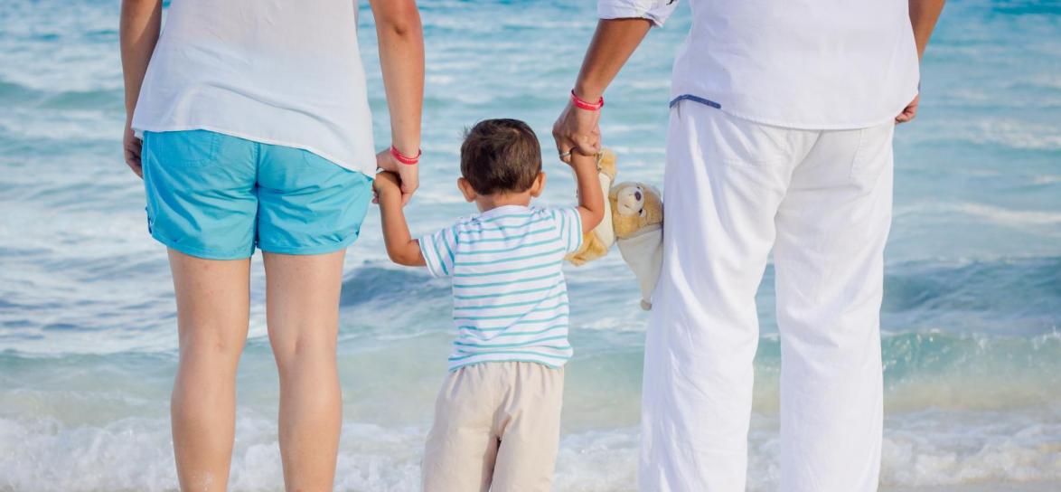 Rodzina trzymająca się za ręce