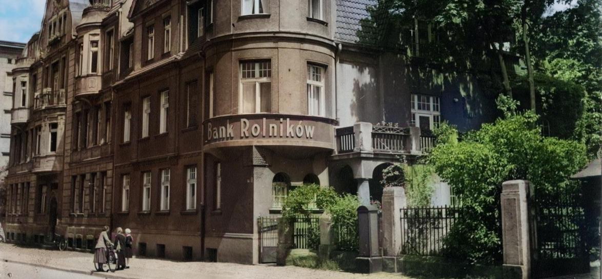 Budynek Banku Rolników w Opolu przy ulicy Książąt Opolskich 36, pierwsza siedziba Dzielnicy I [Archiwum Państwowe w Opolu, sygn. 45/3520/6], zdjęcie koloryzowane