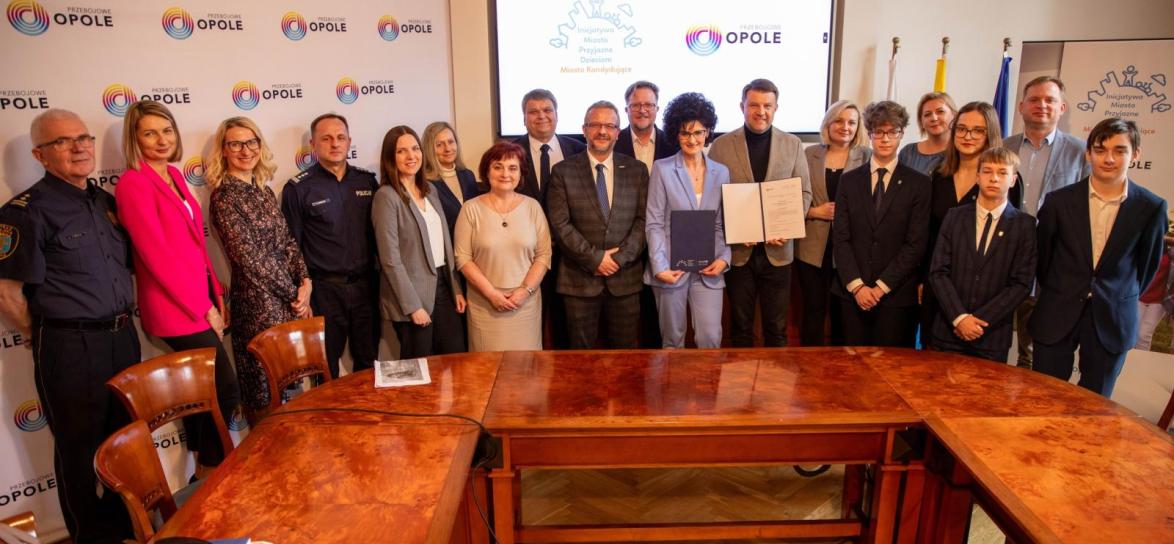 Zdjęcie przedstwia osoby uczestniczące w konferencji