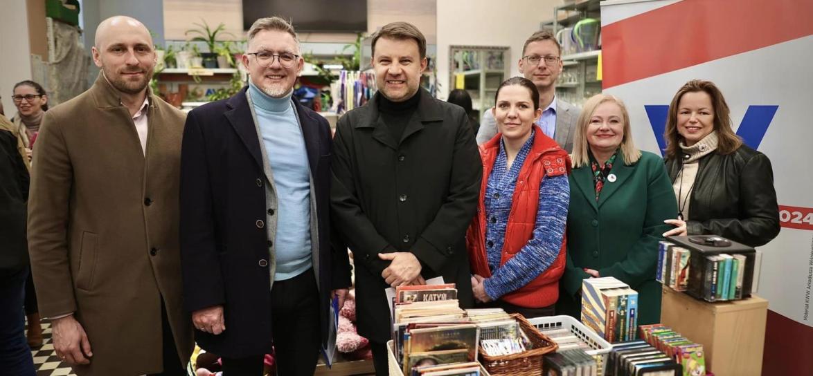 Zdjęcie przedstwia osoby w pomieszczeniu reuzytkowni w Opolu