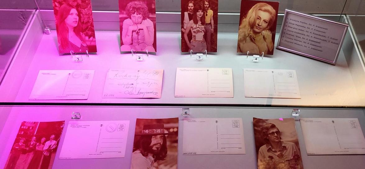 wystawa Muzyczne pozdrowienia. Artyści i festiwale na kartach pocztowych