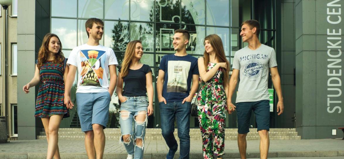 Studenci przed Uniwersytetem