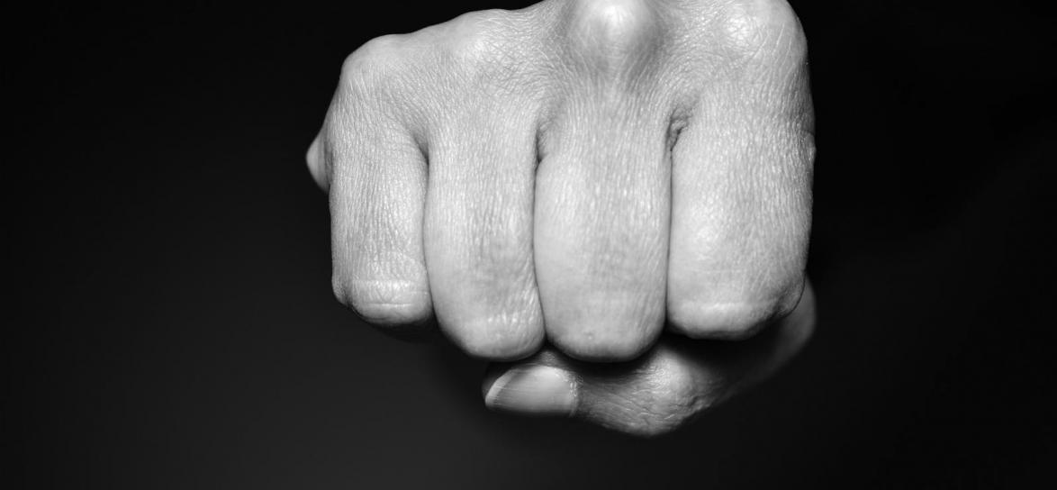 zacisnięta dłoń
