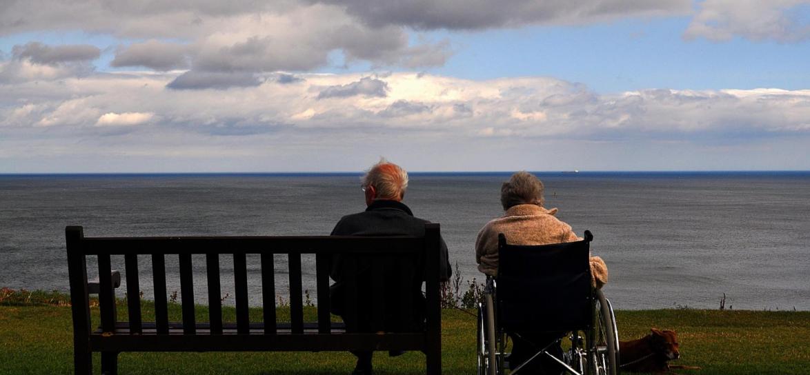 Para siedząca na ławce