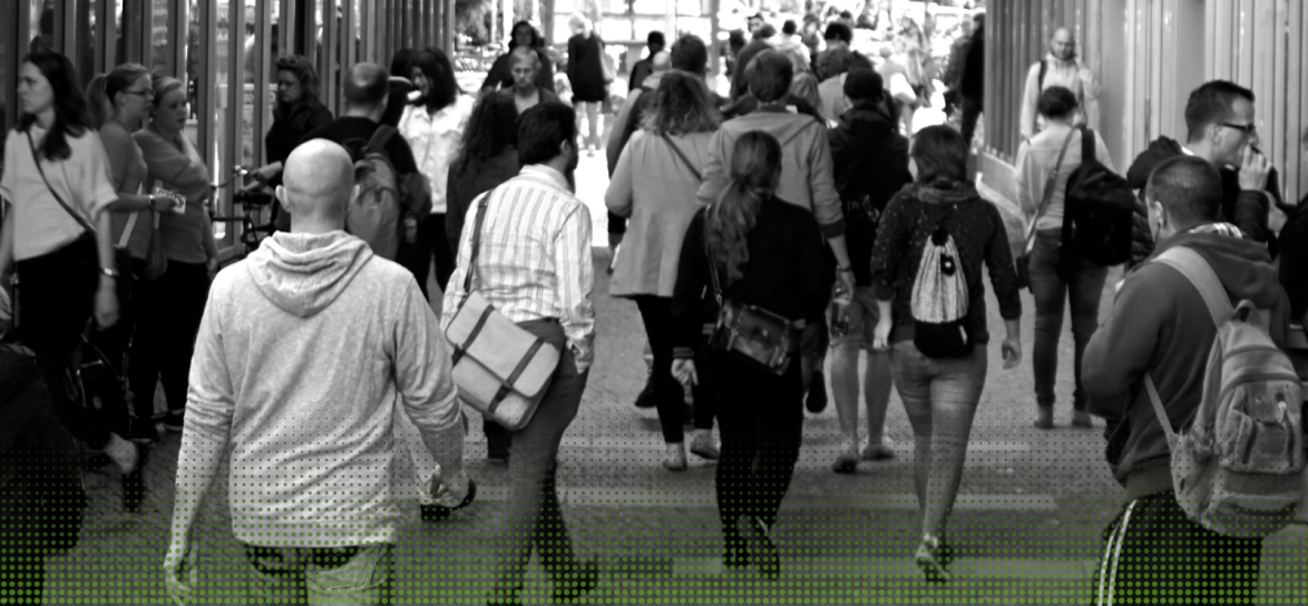 Duża grupa ludzi idąca po ulicy