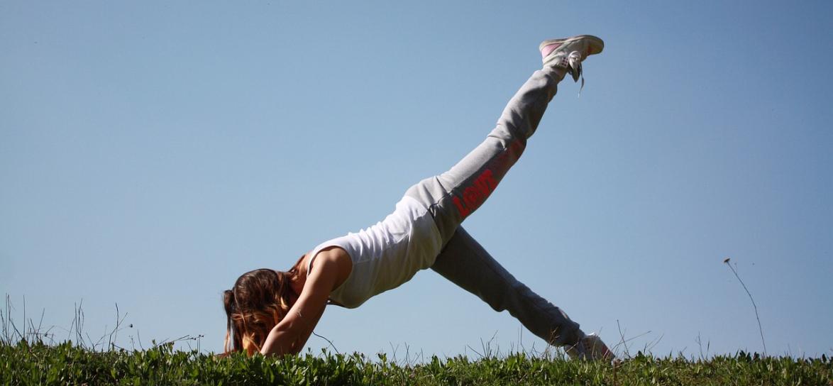 zdjęcie kobiety podczas wykonywania ćwiczeń na trawie