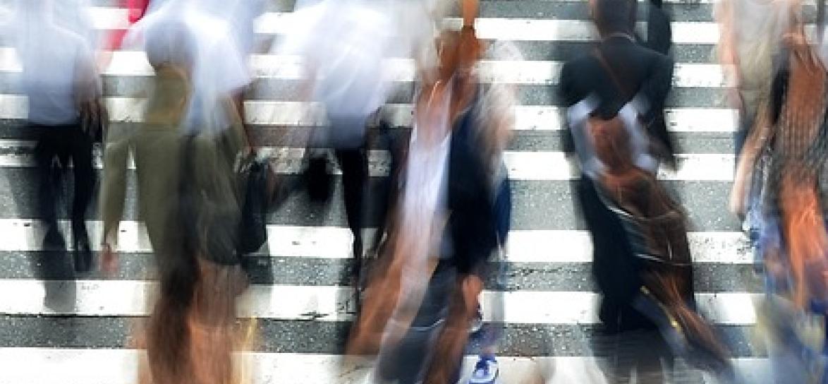 zdjęcie przedstawiające tłum ludzi na przejściu dla pieszych