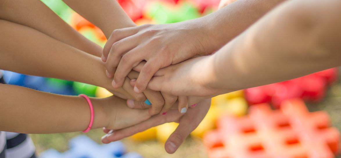 ludzie trzymający się za ręce