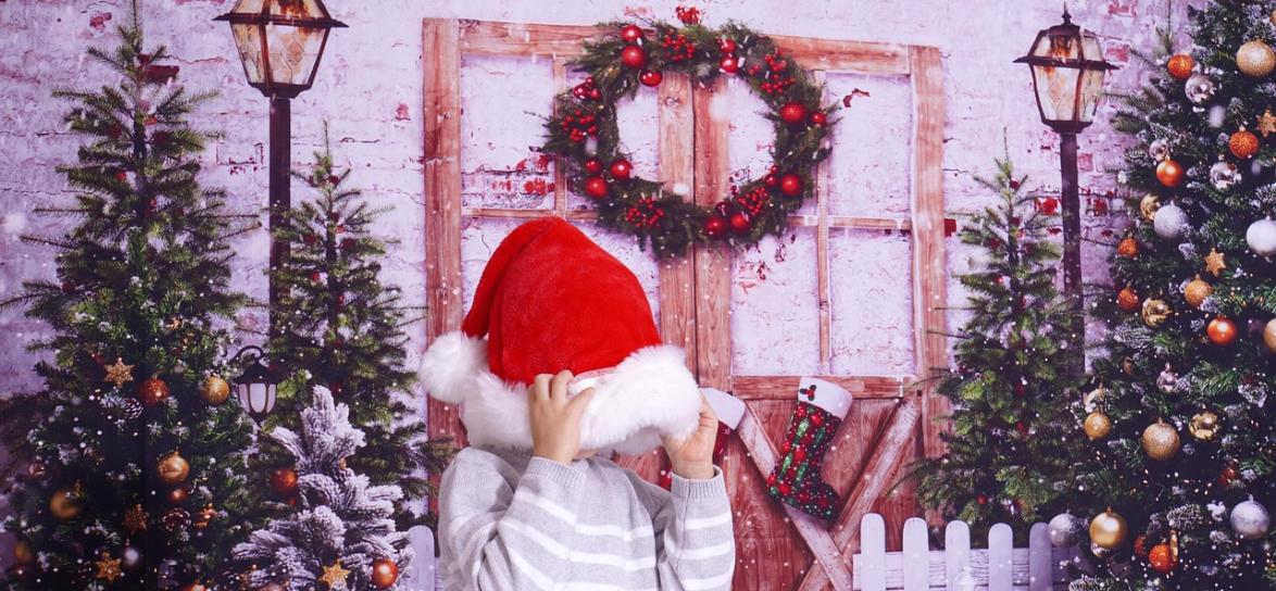 święty Mikołaj i choinki