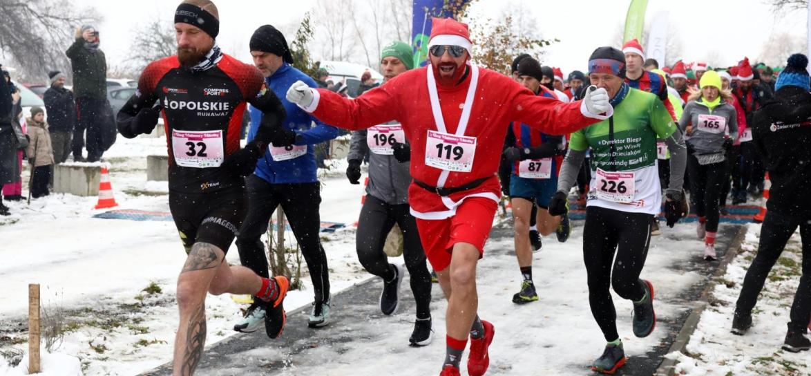 Uczestnicy biegu wbiegaja na metę