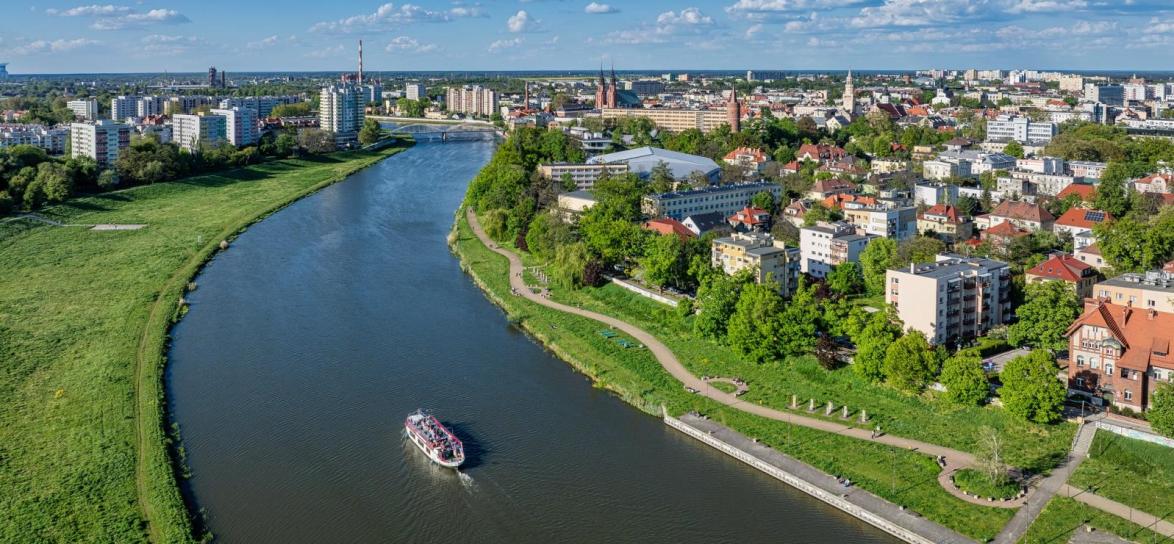 Statek Opolanin płynący po rzece Odra