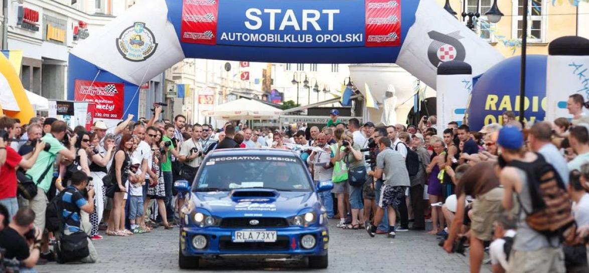 niebieski samochód na mecie rajdu festiwalowego na rynku