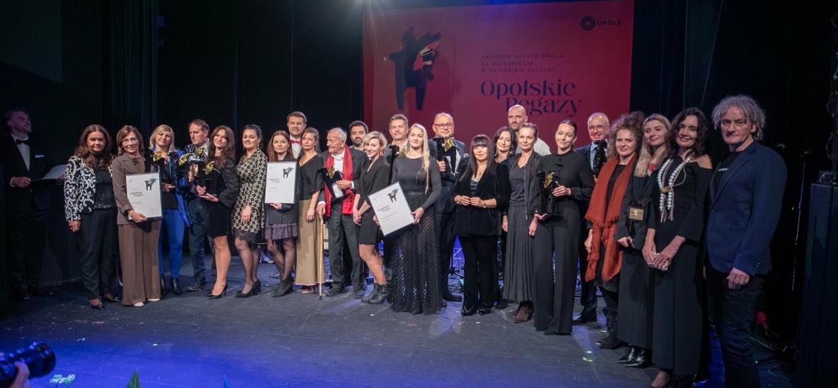 Laureaci konkursu na środku sali