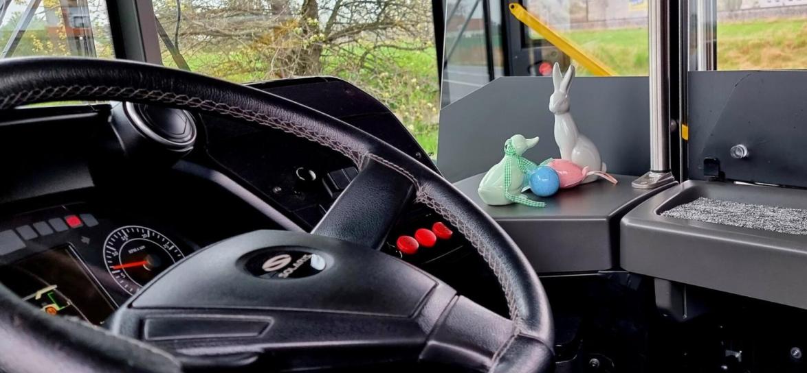 figurka zajączka na desce w autobusie