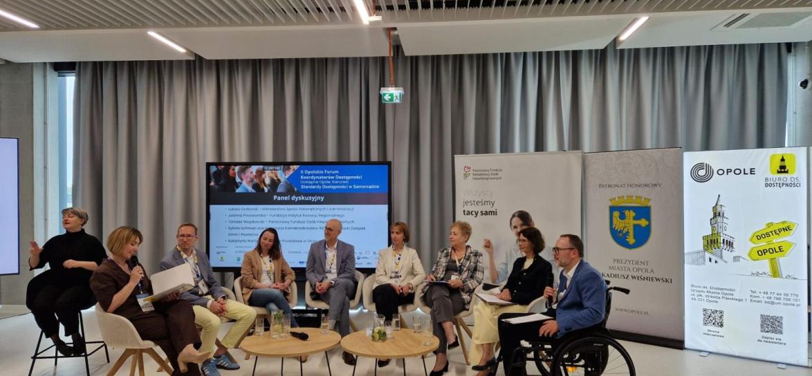 osoby uczestniczące w konferencji, szczegóły zostały zawarte w tekście