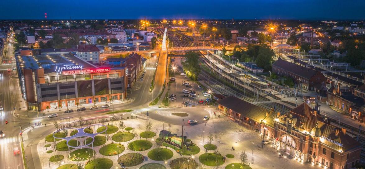 plac Kory nocą