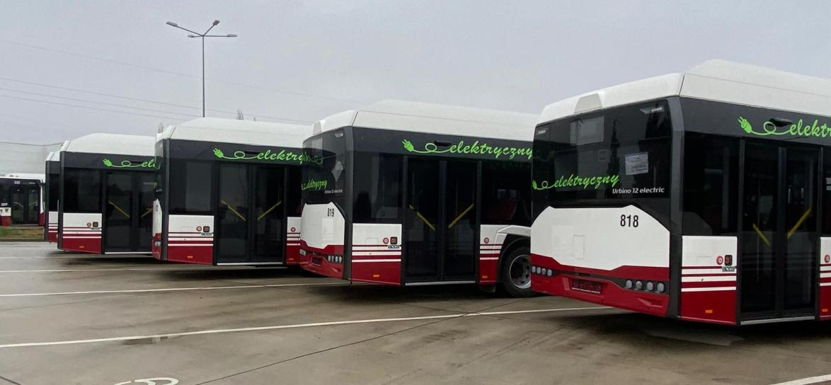 autobusy stojące z zajezdni