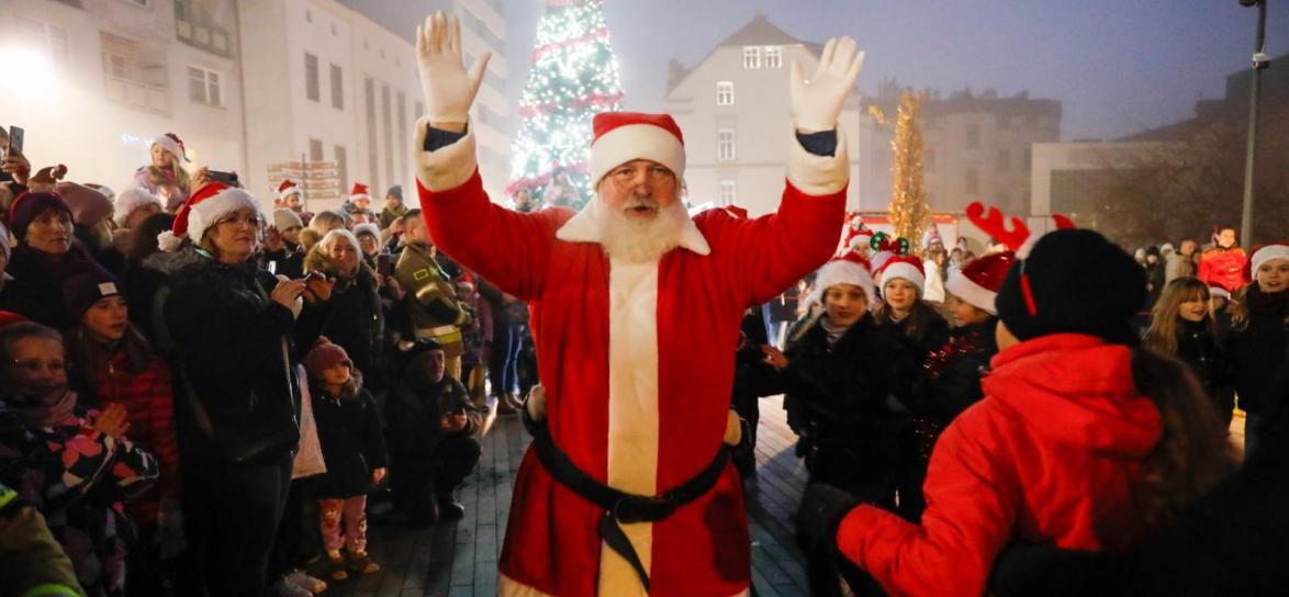 Przemarsz Marszu Mikołajów ulicą Krakowską w kierunku Rynku, Mikołaj prowadzi na czele marszu