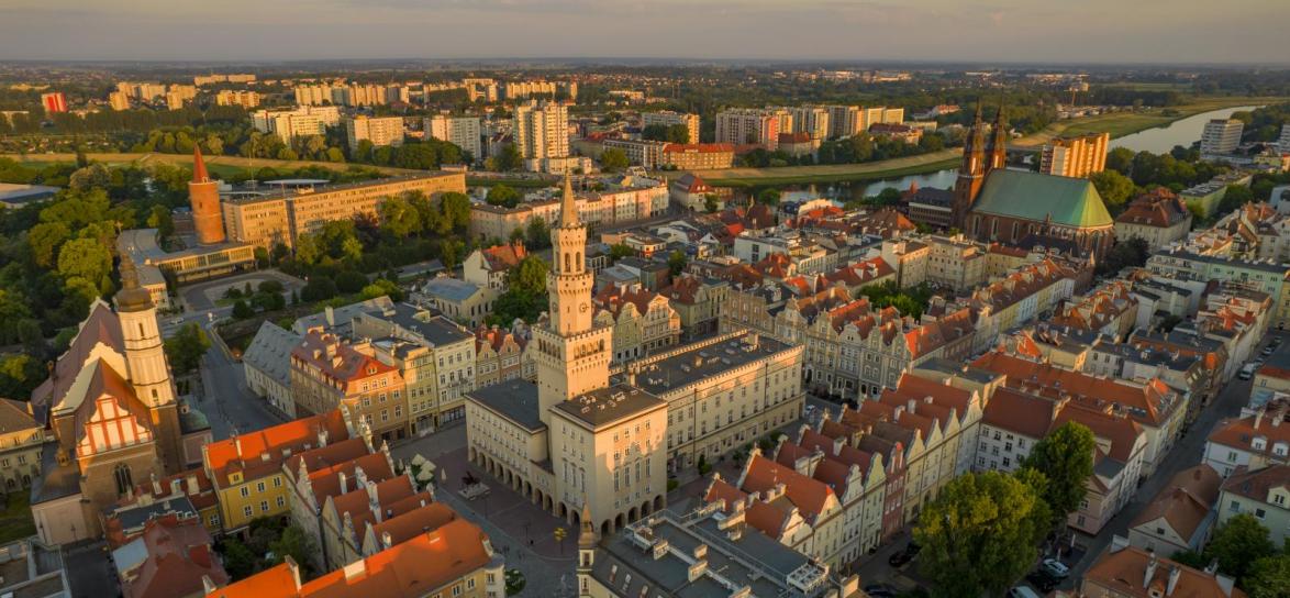 Rynek z lotu ptaka popoludniową porą