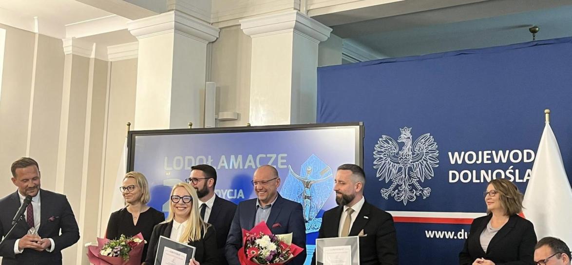 Laureaci konkursu na środku sali