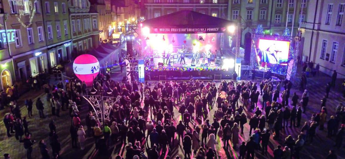 zdjecie przedstawia filnał WOŚP na Rynku w Opolu, scena i uczestnicy