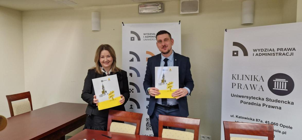 Mężczyzna i kobieta trzymają teczki z napisem Dostępne Opole