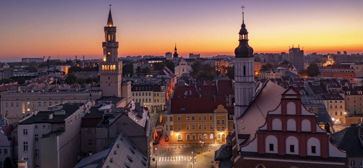 Panorama miasta Opola, widok na ratusz i kamienice na rynku