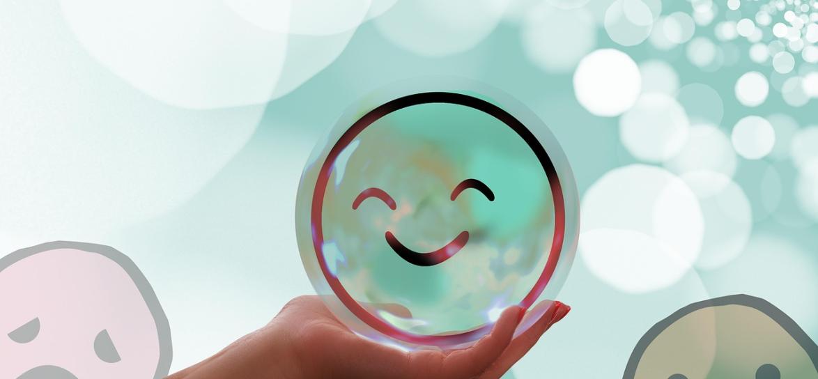 element dekoracyjny przedstawiający dłoń trzymającą usmiechniętą bańkę mydlaną