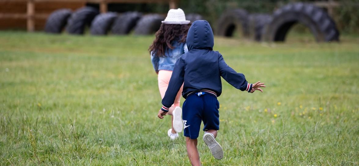 dzieci biegające po boisku